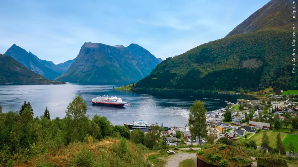 Hurtigruten ab Hamburg: MS Otto Sverdrup im Hjørundfjord in Norwegen