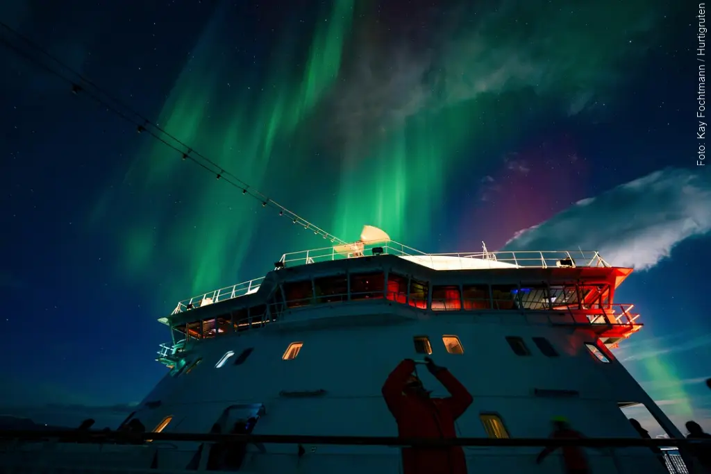 Hurtigruten ab Hamburg: Polarlicht über der MS Otto Sverdrup in Alta in Norwegen